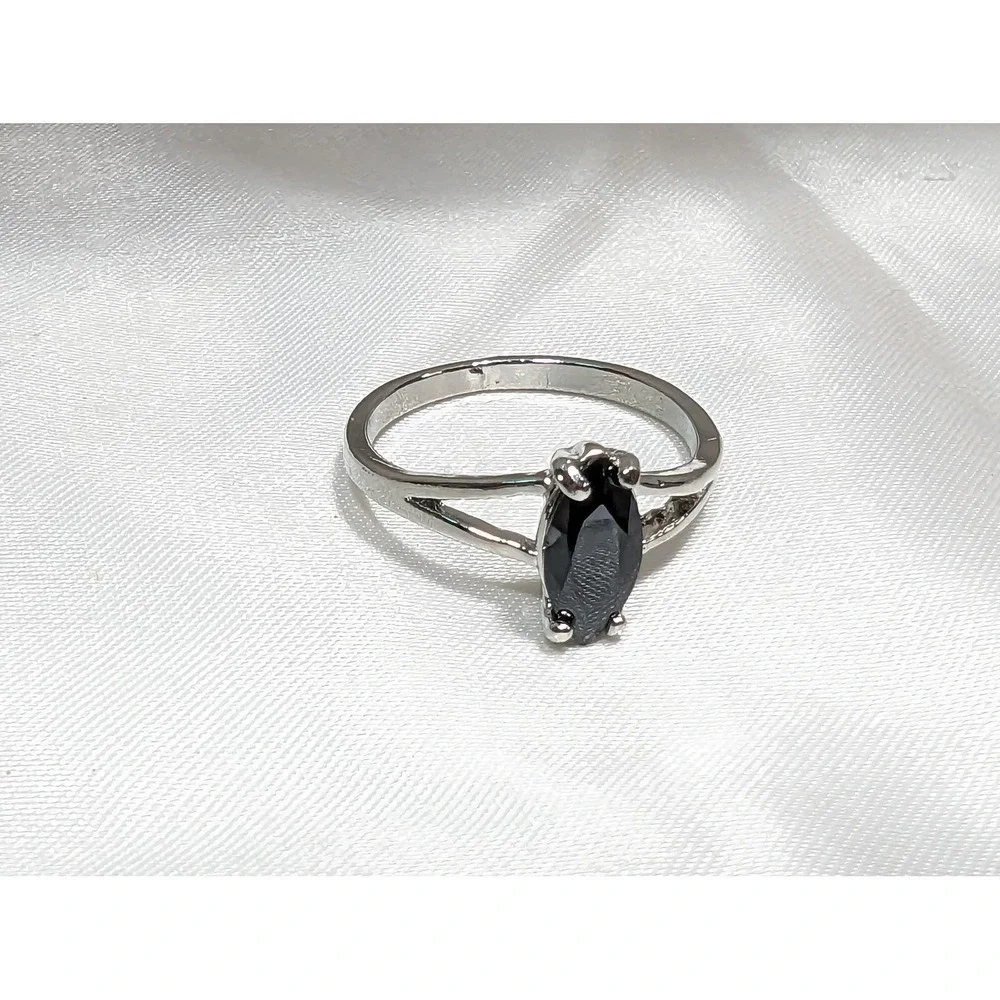 Silvertone Ring Size 8 Black Stone Solitaire New
